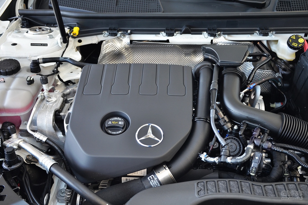 2022款奔驰 a 200 l 运动轿车动感型 - 发动机特写提示:支持键盘翻页