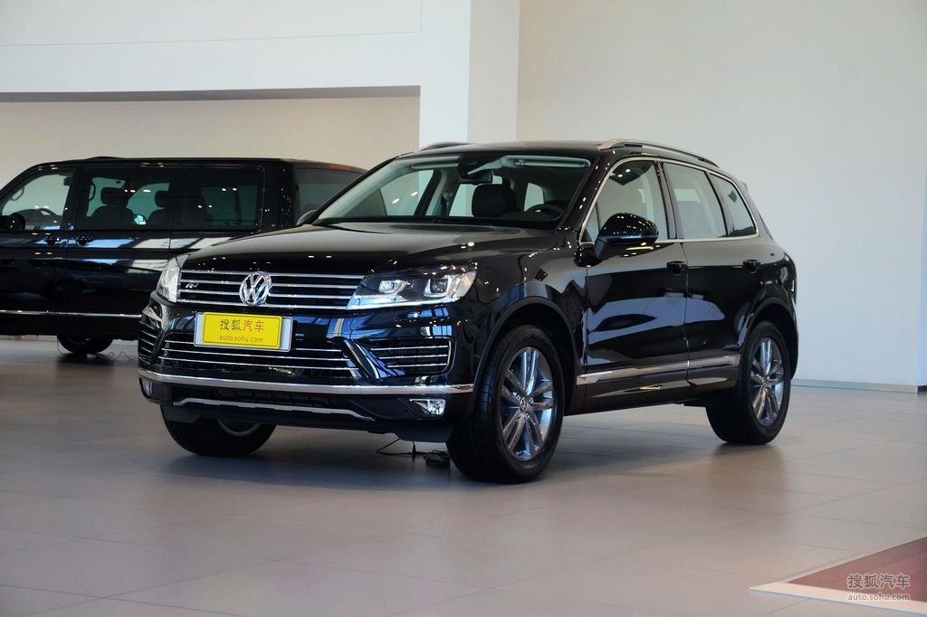 2016款大众途锐30tsi高配型车前45