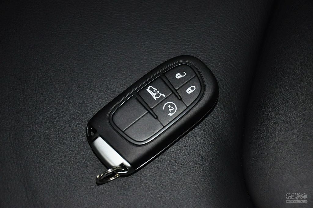 4l高性能版 - 汽车钥匙提示:支持键盘翻页 ←左 右→外观(552)内饰