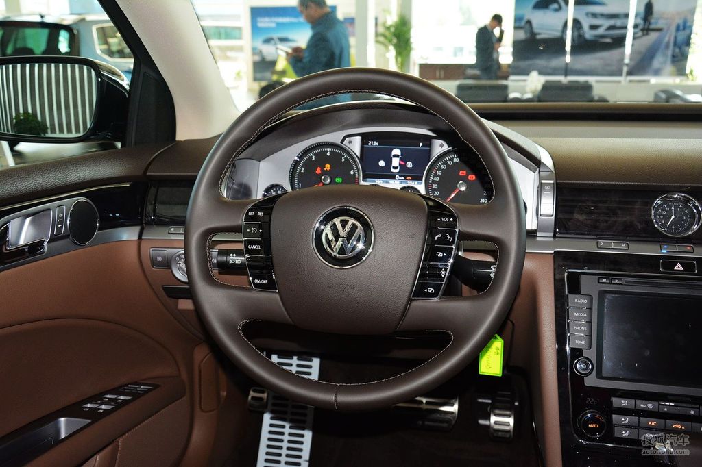 2015款大众辉腾30l精英定制型方向盘