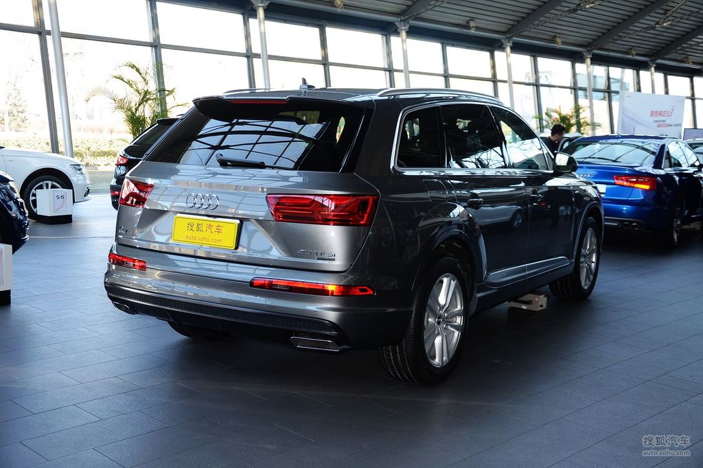 【 奥迪q7高清图片】_2016款 40 tfsi 舒适型_石墨灰_外观_搜狐汽车网