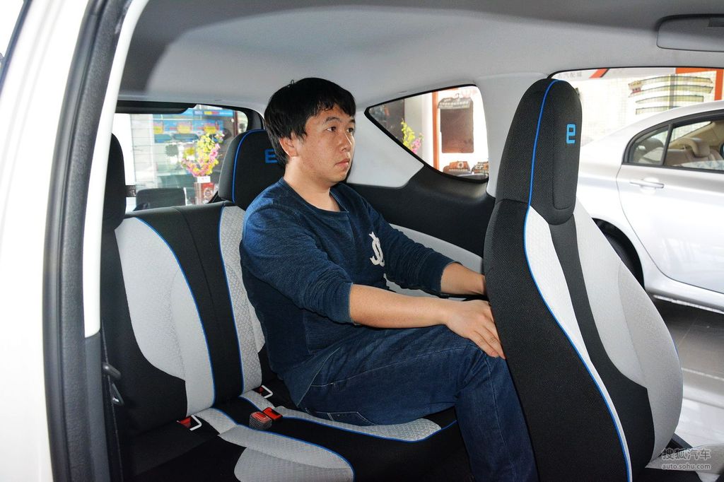 荣威e50 自动型提示:支持键盘翻页 ←左 右→外观(179)内饰(173)空间