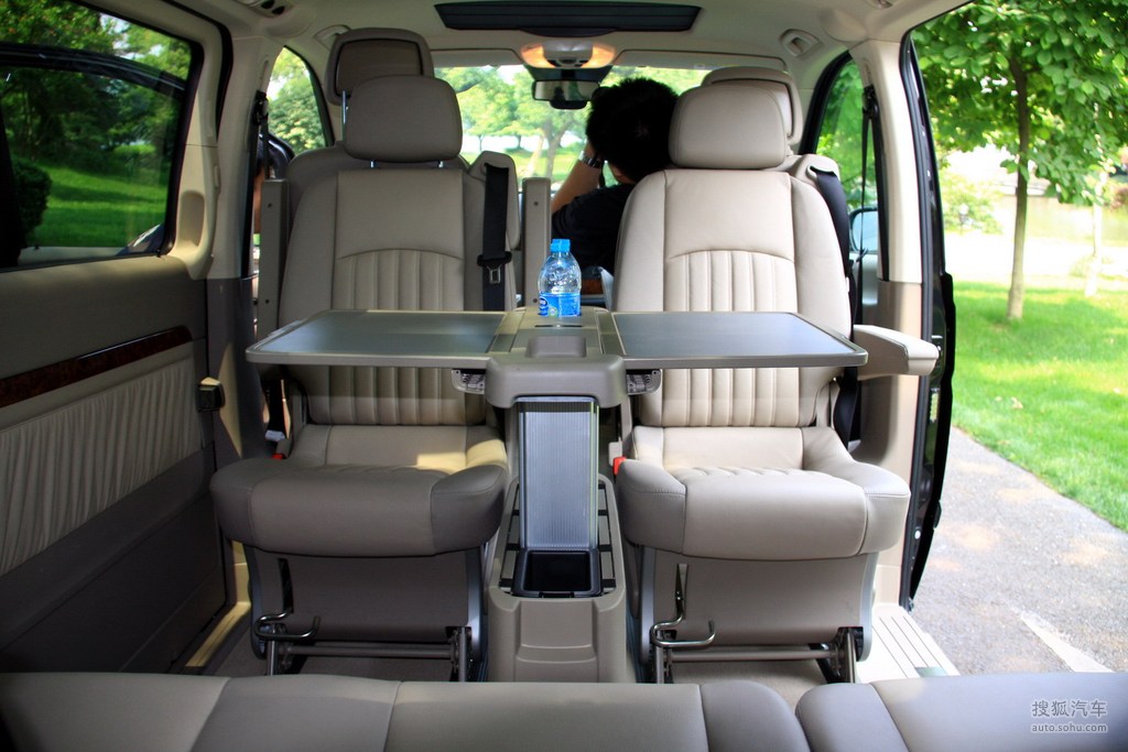 2010款国产奔驰唯雅诺试驾