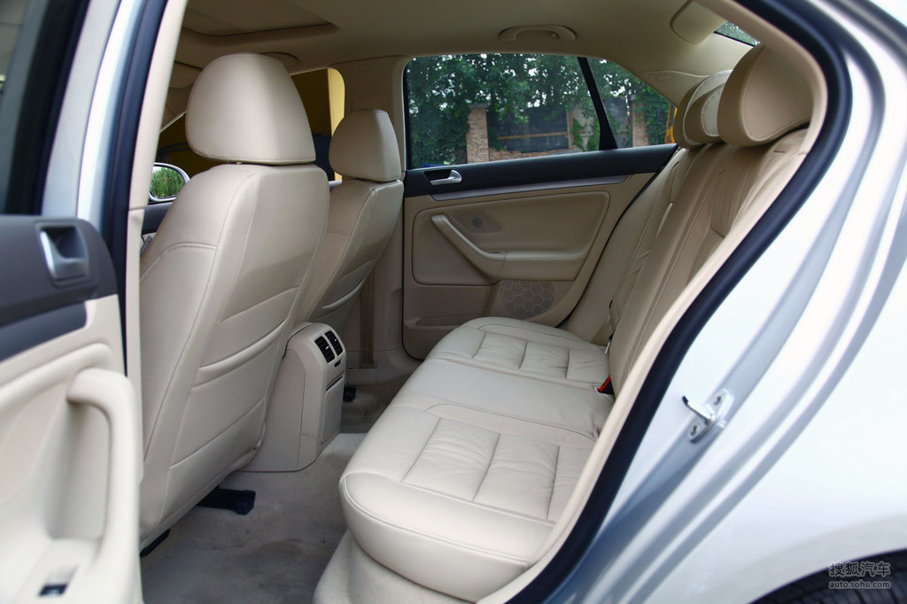 2010款大众速腾对比试驾提示:支持键盘翻页 ←左 右→外观(4562)内饰