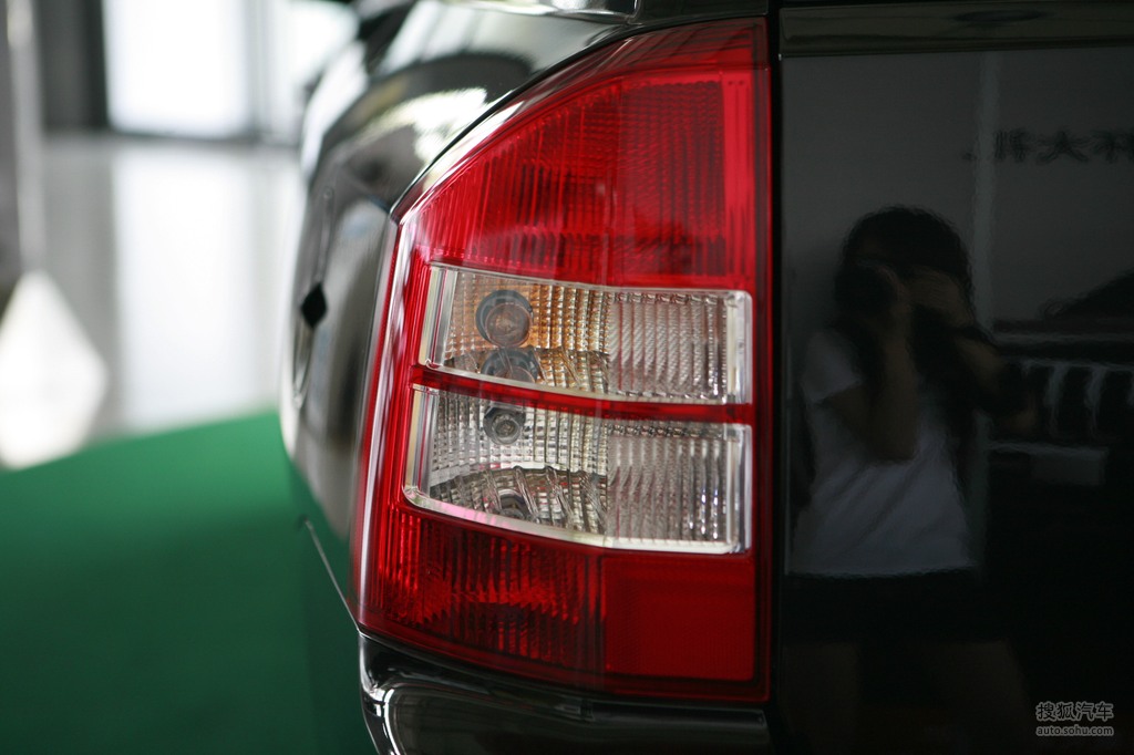 2010款吉普指南者24l运动版到店实拍尾灯