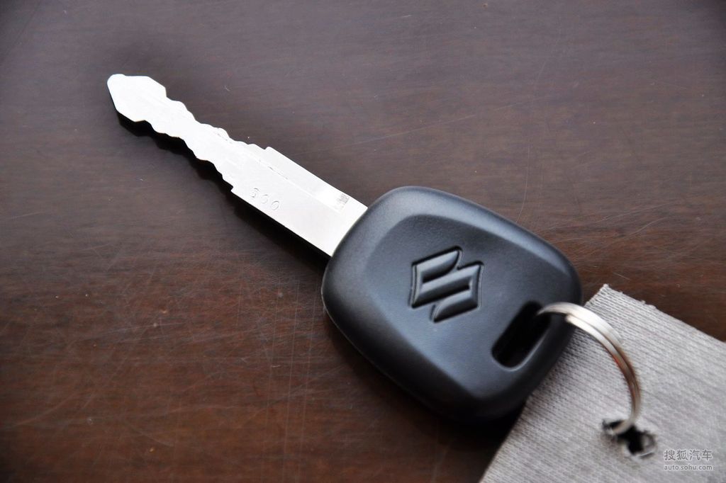 2011款长安铃木雨燕15l手动标准型到店实拍