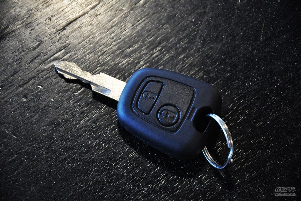 2011款东风标致207三厢14l手动驭乐版汽车钥匙