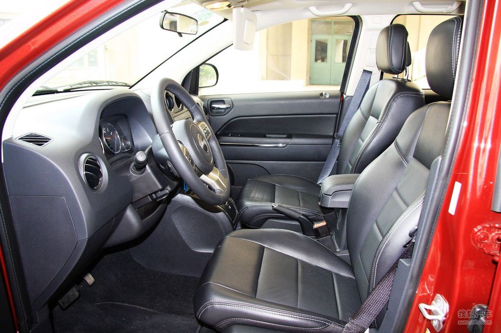 2011款jeep新指南者24l豪华版实拍前排座椅