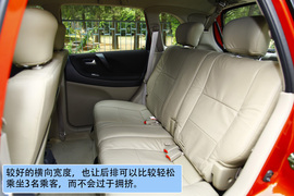 2011款铃木利亚纳a+两厢1.4L手动豪华I型试驾实拍