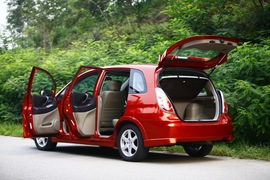 2011款铃木利亚纳a+两厢1.4L手动豪华I型试驾实拍