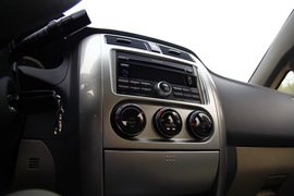 2011款铃木利亚纳a+两厢1.4L手动豪华I型试驾实拍
