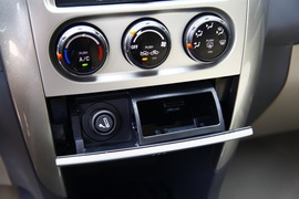 2011款铃木利亚纳a+两厢1.4L手动豪华I型试驾实拍