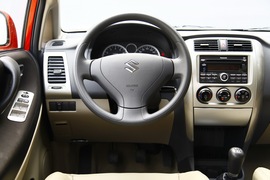 2011款铃木利亚纳a+两厢1.4L手动豪华I型试驾实拍