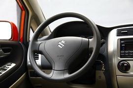 2011款铃木利亚纳a+两厢1.4L手动豪华I型试驾实拍