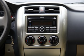 2011款铃木利亚纳a+两厢1.4L手动豪华I型试驾实拍