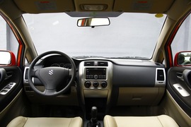 2011款铃木利亚纳a+两厢1.4L手动豪华I型试驾实拍