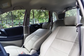 2011款铃木利亚纳a+两厢1.4L手动豪华I型试驾实拍