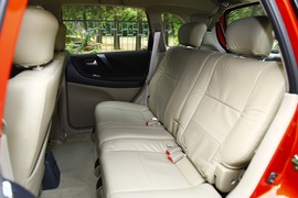 2011款铃木利亚纳a+两厢1.4L手动豪华I型试驾实拍