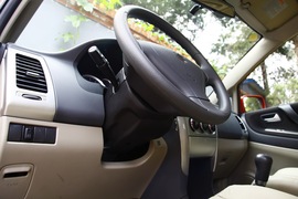 2011款铃木利亚纳a+两厢1.4L手动豪华I型试驾实拍