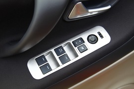2011款铃木利亚纳a+两厢1.4L手动豪华I型试驾实拍
