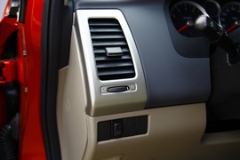 2011款铃木利亚纳a+两厢1.4L手动豪华I型试驾实拍