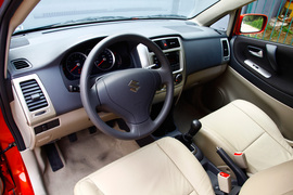 2011款铃木利亚纳a+两厢1.4L手动豪华I型试驾实拍