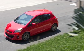 海外试驾2012款丰田雅力士