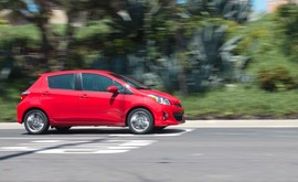 海外试驾2012款丰田雅力士