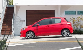 海外试驾2012款丰田雅力士