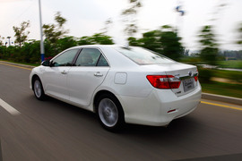 2012款第七代丰田凯美瑞2.5Q试驾实拍