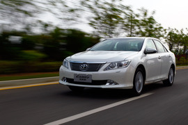 2012款第七代丰田凯美瑞2.5Q试驾实拍