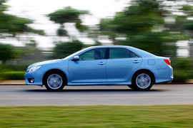 2012款第七代丰田凯美瑞骏瑞2.5S试驾实拍