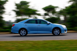 2012款第七代丰田凯美瑞骏瑞2.5S试驾实拍