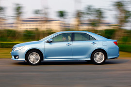 2012款第七代丰田凯美瑞骏瑞2.5S试驾实拍