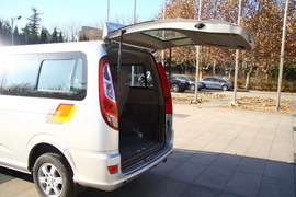 2011款福田蒙派克2.4L-M240财富快车舒适版实拍