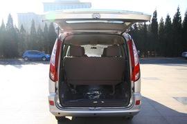 2011款福田蒙派克2.4L-M240财富快车舒适版实拍