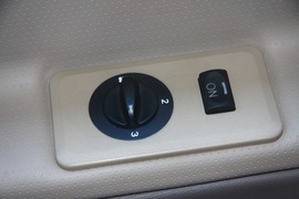 2011款福田蒙派克2.4L-M240财富快车舒适版实拍