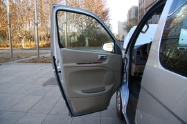 2011款福田蒙派克2.4L-M240财富快车舒适版实拍
