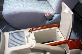 2011款福田蒙派克2.4L-M240财富快车舒适版实拍