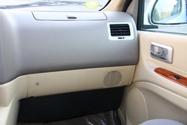 2011款福田蒙派克2.4L-M240财富快车舒适版实拍