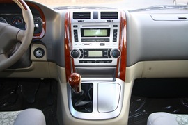 2011款福田蒙派克2.4L-M240财富快车舒适版实拍