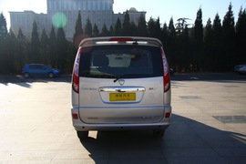 2011款福田蒙派克2.4L-M240财富快车舒适版实拍