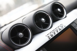 2012款法拉利FF冰雪试驾实拍