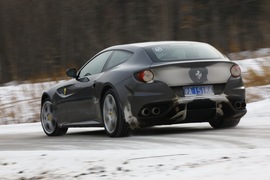 2012款法拉利FF冰雪试驾实拍