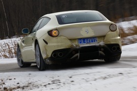 2012款法拉利FF冰雪试驾实拍