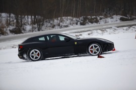 2012款法拉利FF冰雪试驾实拍