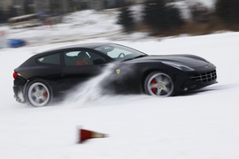 2012款法拉利FF冰雪试驾实拍