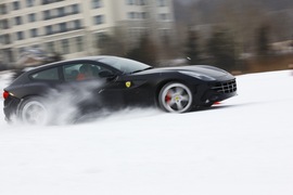 2012款法拉利FF冰雪试驾实拍