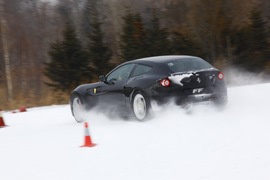 2012款法拉利FF冰雪试驾实拍