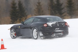 2012款法拉利FF冰雪试驾实拍